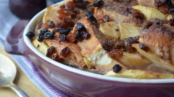 хлебный яблочный пудинг с белым шоколадом