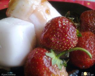 Клубничная панна котта с соусом