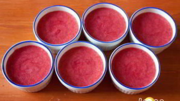 клубничная панна котта с соусом