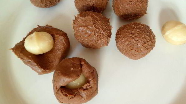 домашние конфеты из макадамии, нуги, марципана и шоколада