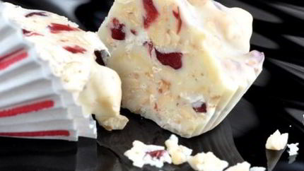 Конфеты из белого шоколада с кешью и вяленой клюквой