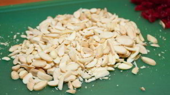 конфеты из миндаля и белого шоколада