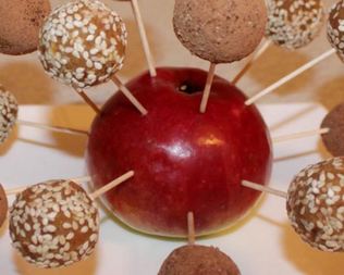 Марципановые конфеты из нута, миндаля и фиников