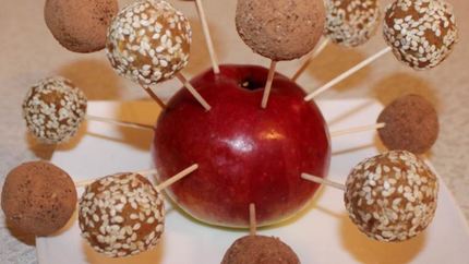 Марципановые конфеты из нута, миндаля и фиников