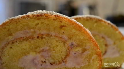 Бисквитный рулет со сметанным кремом