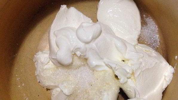 блинчики с кремом из маскарпоне и фламбированные ягоды