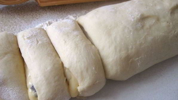 бриошь с кусочками шоколада и кремом патисьер