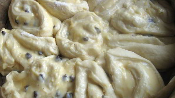 бриошь с кусочками шоколада и кремом патисьер