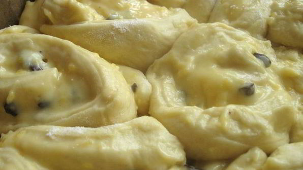 бриошь с кусочками шоколада и кремом патисьер