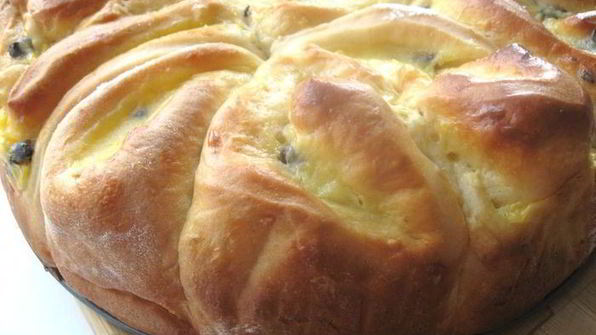 бриошь с кусочками шоколада и кремом патисьер