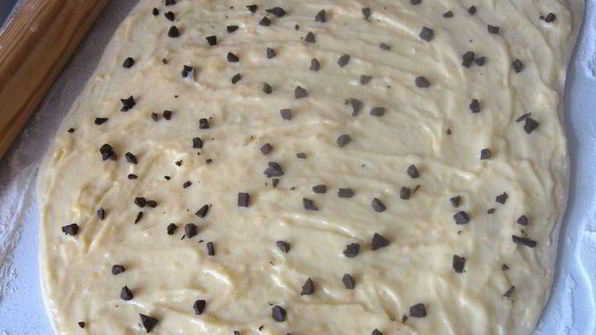 бриошь с кусочками шоколада и кремом патисьер