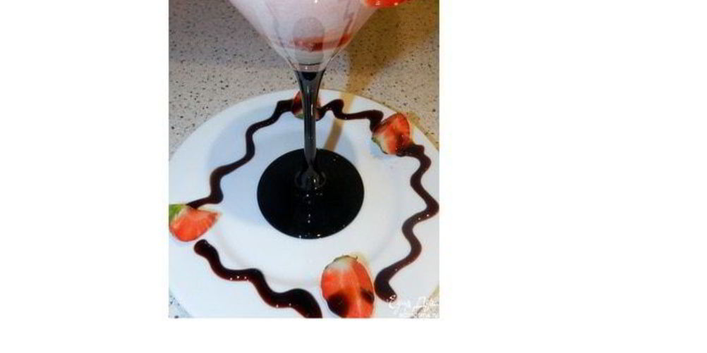 Рецепт клубничной пены с ликером и бальзамическим кремом