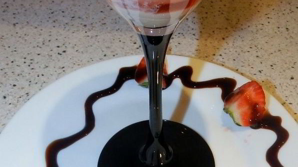 клубничная пена с ликером и бальзамическим кремом