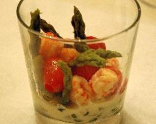 Королевские креветки со спаржей в креманках