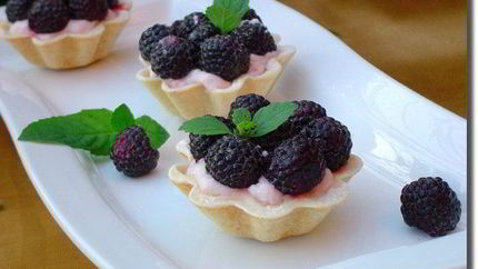 Корзинки с йогуртовым кремом и ежевикой