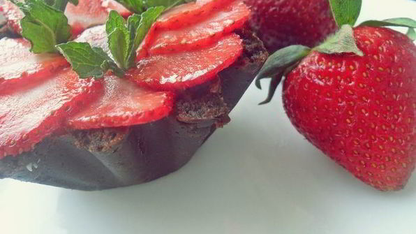 корзиночки с шоколадным кремом и клубникой