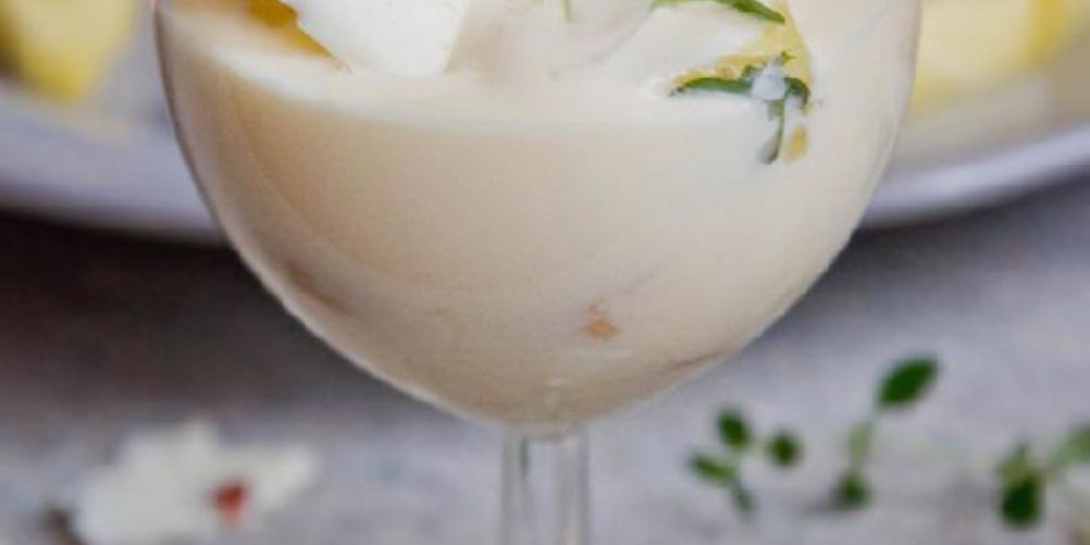 Рецепт летнего ананасового десерта с кремом из йогурта и лимонным тимьяном