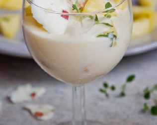 Летний ананасовый десерт с кремом из йогурта и лимонным тимьяном