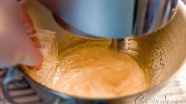 летний ананасовый десерт с кремом из йогурта и лимонным тимьяном