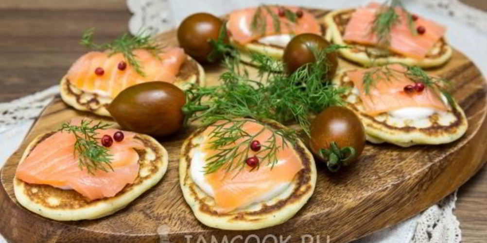 Рецепт мини-блинчиков с семгой и сметанным кремом