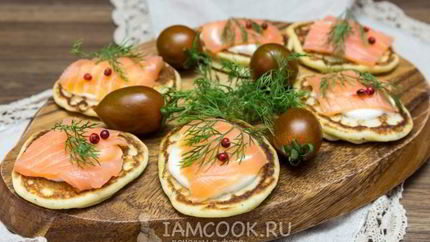 Мини-блинчики с семгой и сметанным кремом