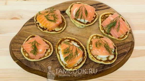 мини-блинчики с семгой и сметанным кремом