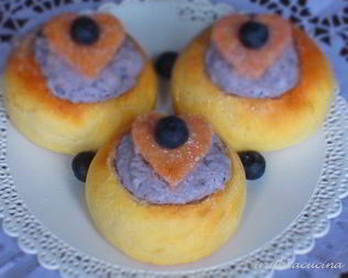 Мини-бриоши с творожно-черничным кремом