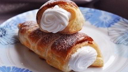 Трубочки из готового слоеного теста с кремом