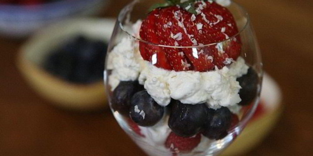 Рецепт творожно-сливочного крем с малиной и голубикой