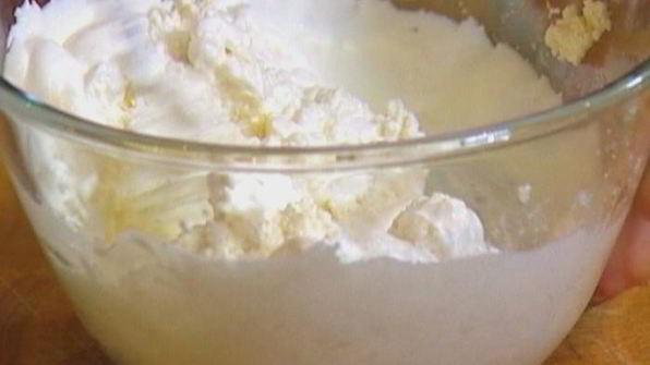 творожно-сливочный крем с малиной и голубикой