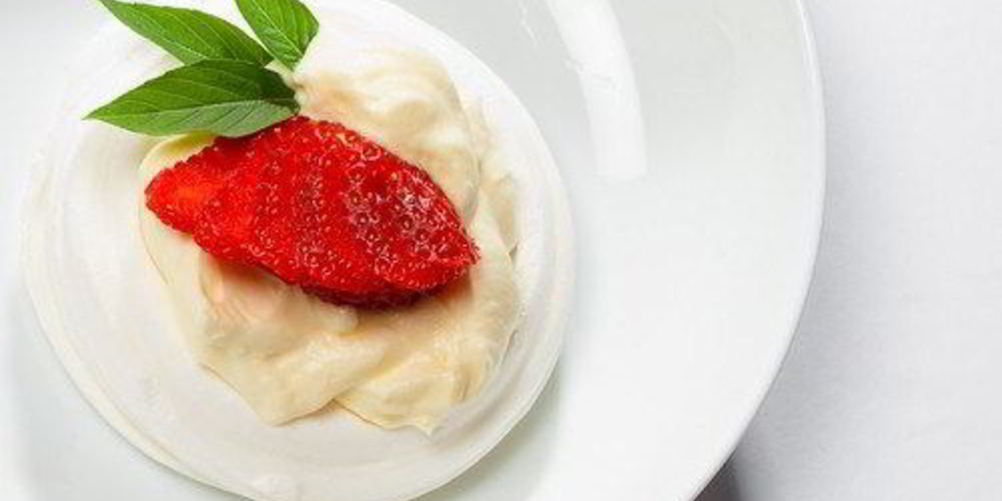 Рецепт вашрена с клубникой и сливочным кремом с розовой водой