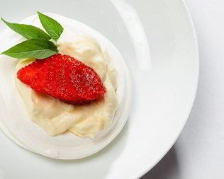 Вашрен с клубникой и сливочным кремом с розовой водой