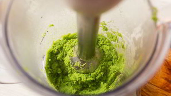 веррины с кремом из горошка и острыми креветками