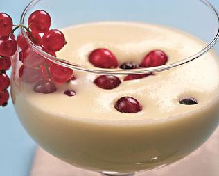 Ягоды с запеченным лавровым кремом