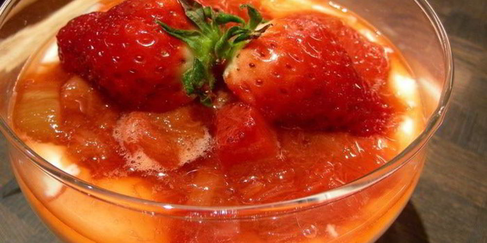 Рецепт легкого десерта с ревенем, клубникой и йогуртом