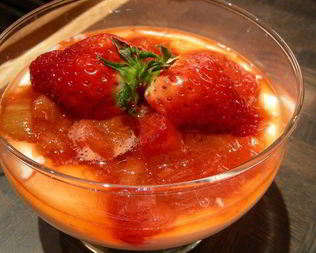 Легкий десерт с ревенем, клубникой и йогуртом