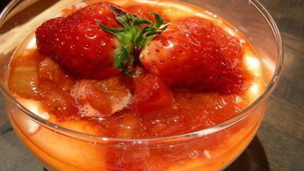 Легкий десерт с ревенем, клубникой и йогуртом