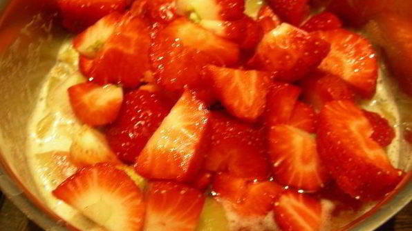 легкий десерт с ревенем, клубникой и йогуртом