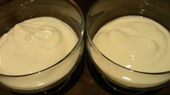 легкий десерт с ревенем, клубникой и йогуртом