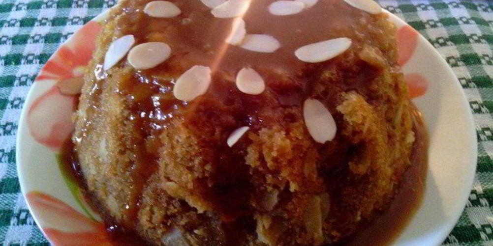 Рецепт миндального пудинга с карамельным соусом