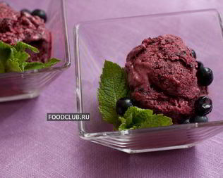 Черничное мороженое со сгущенкой