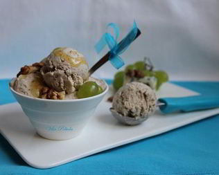Грушевое мороженое с голубым сыром и грецкими орехами