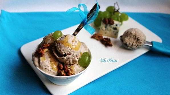 грушевое мороженое с голубым сыром и грецкими орехами