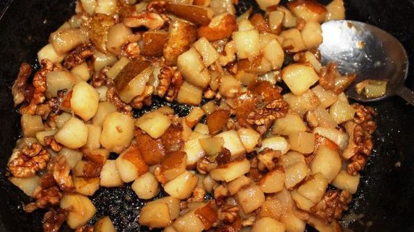 грушевое мороженое с голубым сыром и грецкими орехами