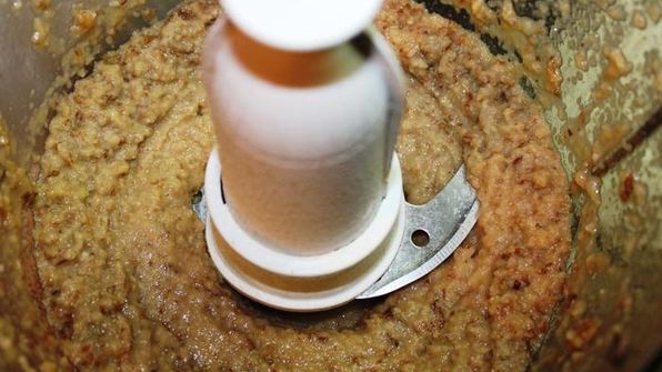 грушевое мороженое с голубым сыром и грецкими орехами