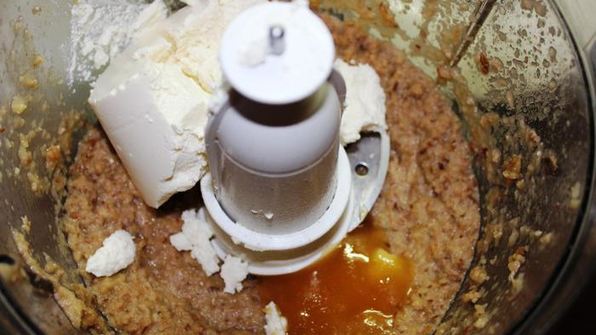 грушевое мороженое с голубым сыром и грецкими орехами