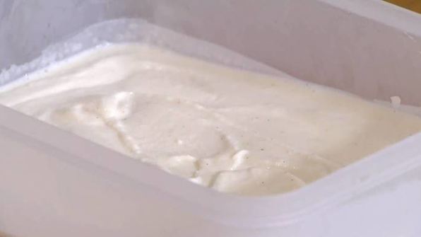 йогуртовое мороженое с запеченными абрикосами