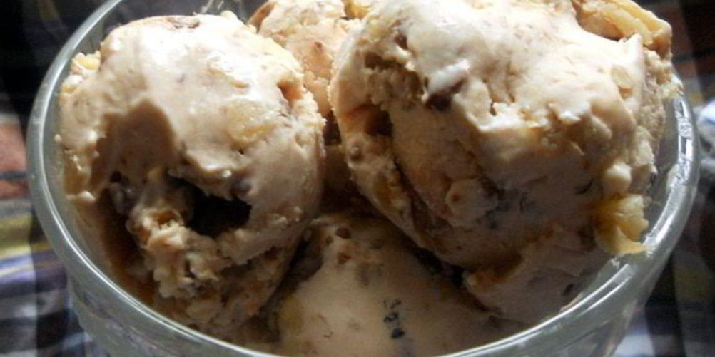 Рецепт мороженого с кленовым сиропом, грецкими орехами и шоколадом