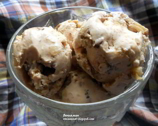 Мороженое с кленовым сиропом, грецкими орехами и шоколадом