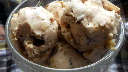 Мороженое с кленовым сиропом, грецкими орехами и шоколадом